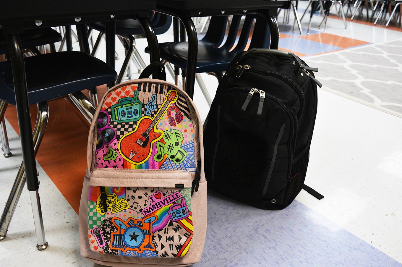 MOCHILAS PERSONALIZADAS CON SHARPIE MOCHILAS PERSONALIZADAS CON SHARPIE